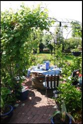 Rosenlaube mit Sitzecke